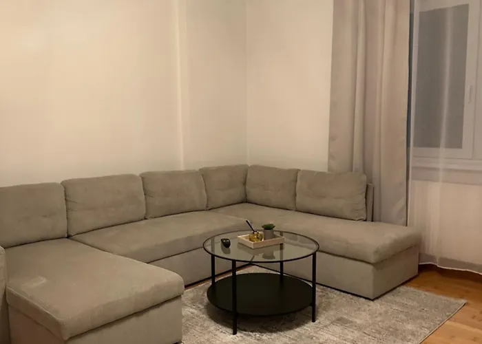 Cozy 2-Bedroom Retreat Near Subway And City Center